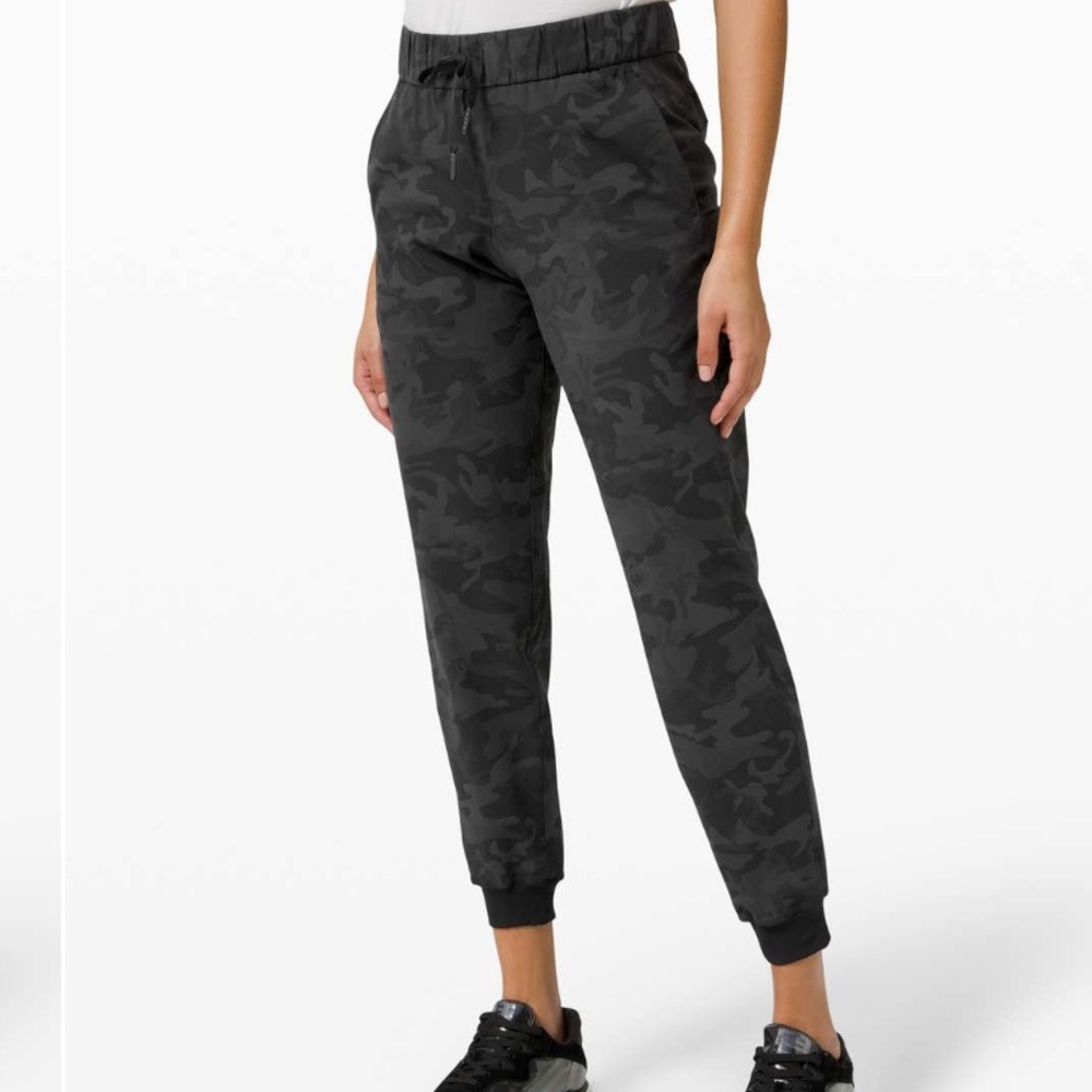 Lululemon on the fly jogger luxtreme in black camo